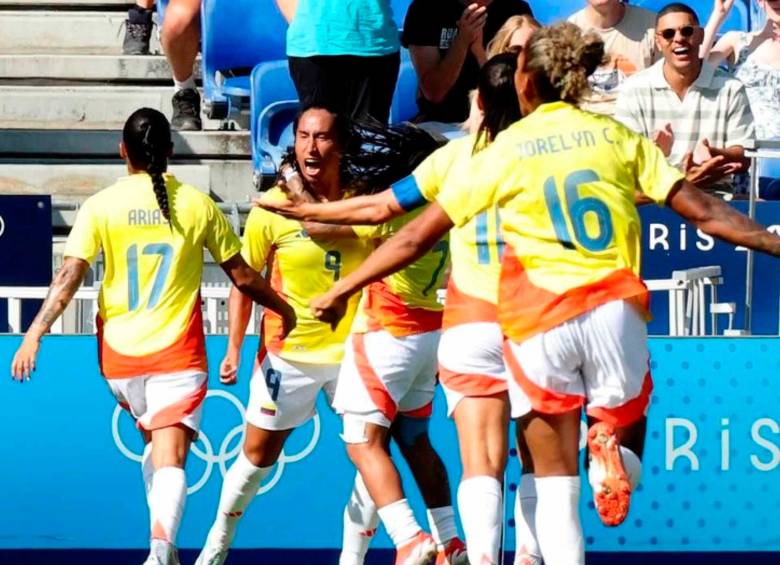 Colombia celebra el tanto de Mayra Ramírez con el que se fue adelante en el marcador ante España. FOTO TOMADA @FIFAWWC