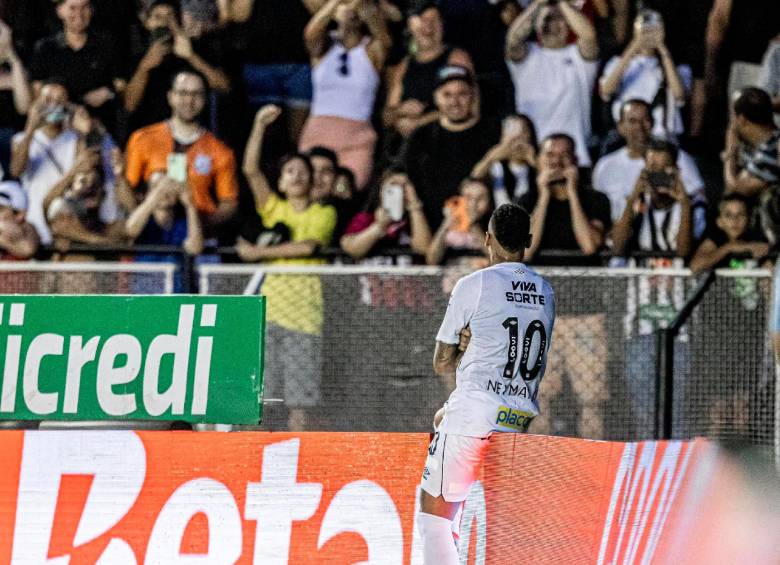 Así celebró Neymar, ante el público, su primer gol olímpico. FOTO: Tomada de X @SantosFC