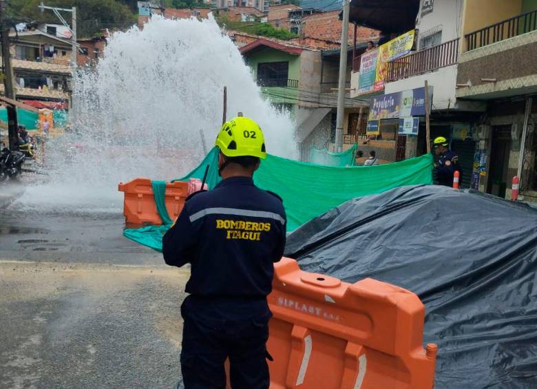 Los bomberos de Itagüí ya están atendiendo la emergencia. FOTO: Tomada de X (antes Twitter) @AlcaldiaItagui