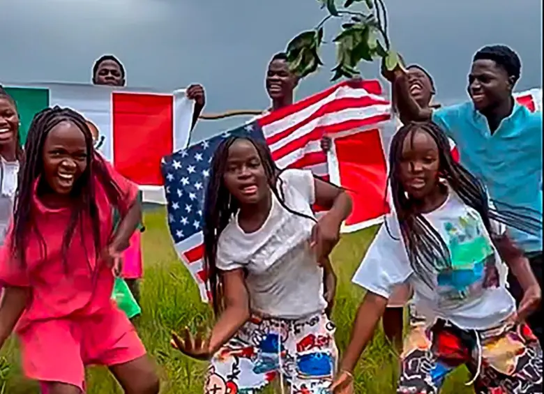 Shakira confirmó que los niños de la organización Triplets Ghetto Kids bailarán con ella en la final del mundial. Foto Captura de video.