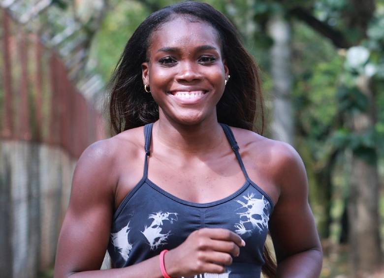 Tras derribar una marca mítica con un registro de 11,17 segundos, la velocista María Camila Maturana apunta ahora a los grandes escenarios de Europa. Se entrena por estos días en la Universidad de Antioquia. FOTO Manuel Saldarriaga