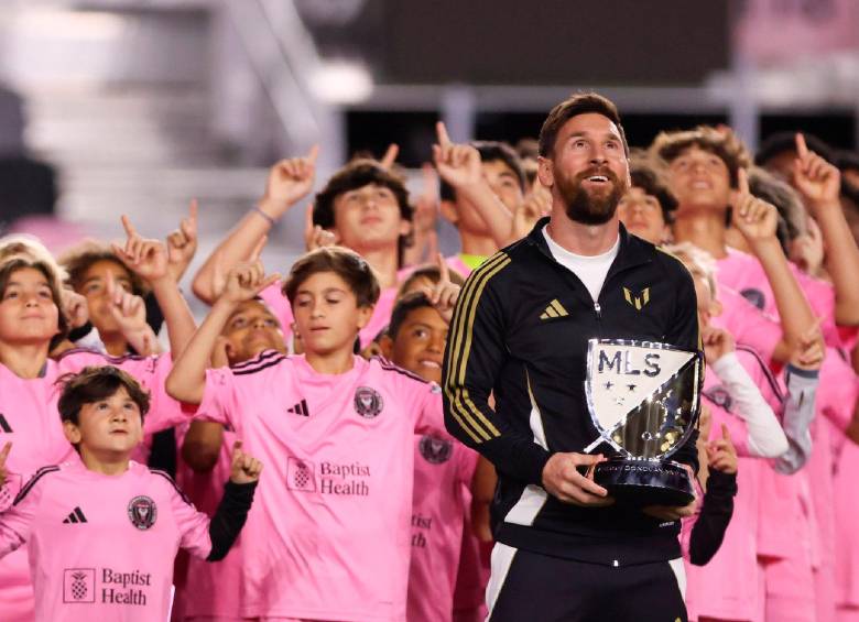 En la entrega del premio al mejor jugador de la temporada en Estados Unidos, Messi estuvo acompañado de varios niños, entre ellos sus hijos. FOTO: Tomada de X Inter Miami