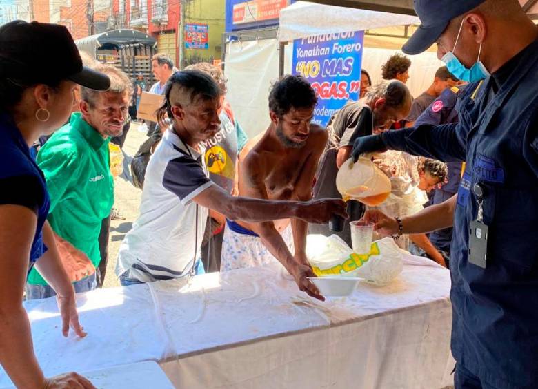 Soldados y voluntarios le brindaron una jornada de atención y recreación a habitantes de calle en Medellín