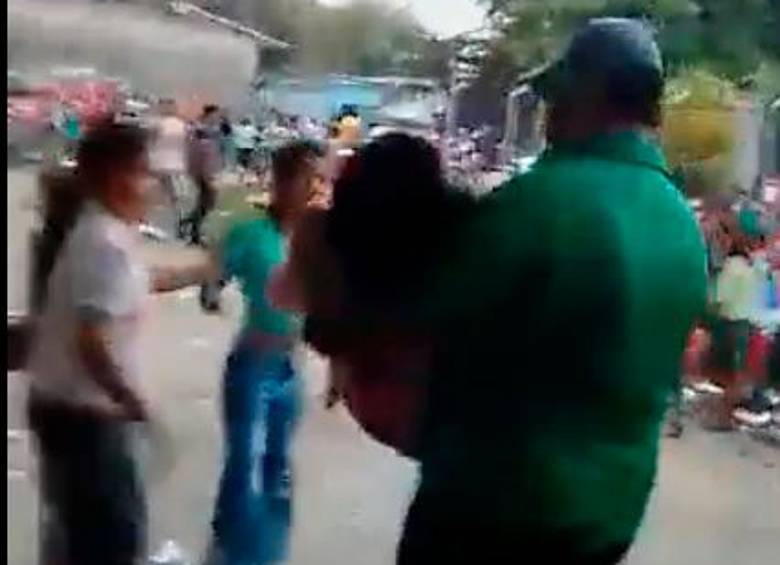Un video aficionado captó el momento en el que un adulto levantó en brazos a la niña herida, en el coliseo de El Tarra. FOTO cortesía