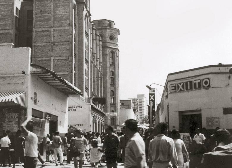 Primer almacén Éxito de autoservicio de la calle Alhambra, en el Centro de Medellín. FOTO cortesía Éxito