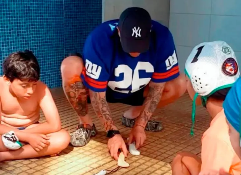 Nacho, compartiendo sus conocimientos con los niños del Club Aletas de Copacabana. FOTO CORTESÍA