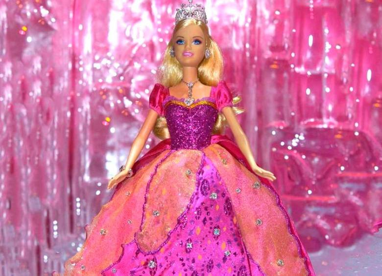La Barbie y el castillo de diamantes lucía un vestido de princesa de cuento de hadas con una serie de joyas en oro blanco. FOTO: tomada de dollsanddolls.com