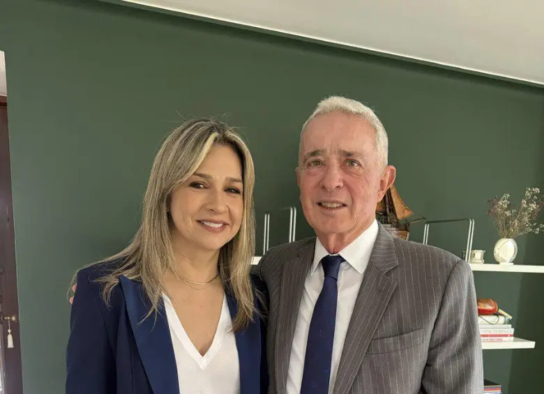 Vicky Dávila compartiendo con el expresidente Álvaro Uribe Vélez. FOTO: Cortesía Álvaro Uribe Vélez