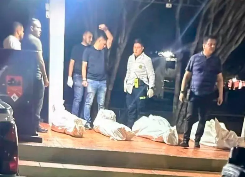 Imagen inédita del levantamiento de los cuatro cadáveres en la casa del barrio Los Olivos, en Riohacha. Dos víctimas quedaron en una habitación y las otras dos en la sala. CORTESÍA.