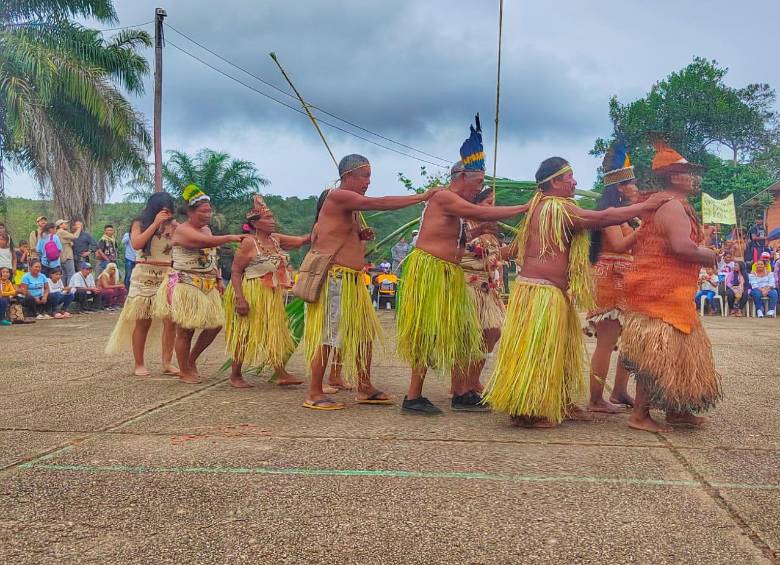 El ministro de cultura, Juan David Correa, pidió perdón en nombre del Gobierno nacional a varias comunidades indígenas del amazonas, por el genocidio del caucho. Foto Colprensa. 