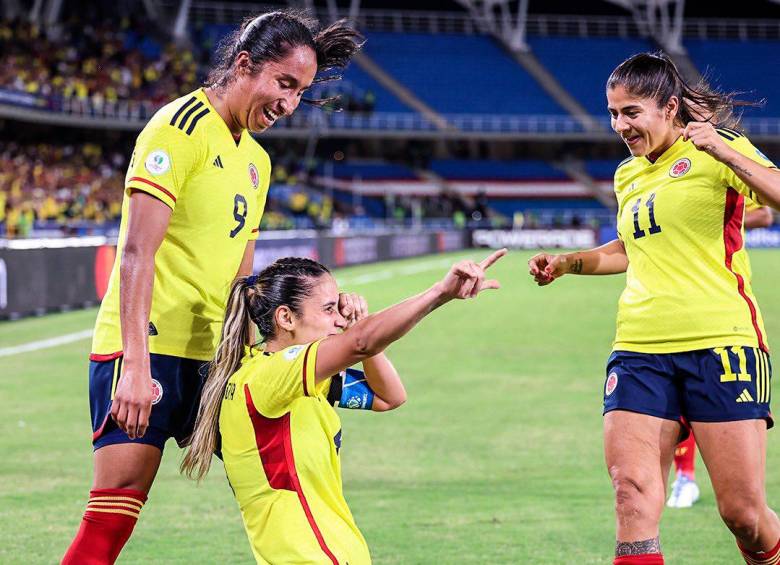 Daniela Montoya celebra uno de los dos goles con los que Colombia venció 4-2 a Paraguay en Copa América. FOTO conmebol