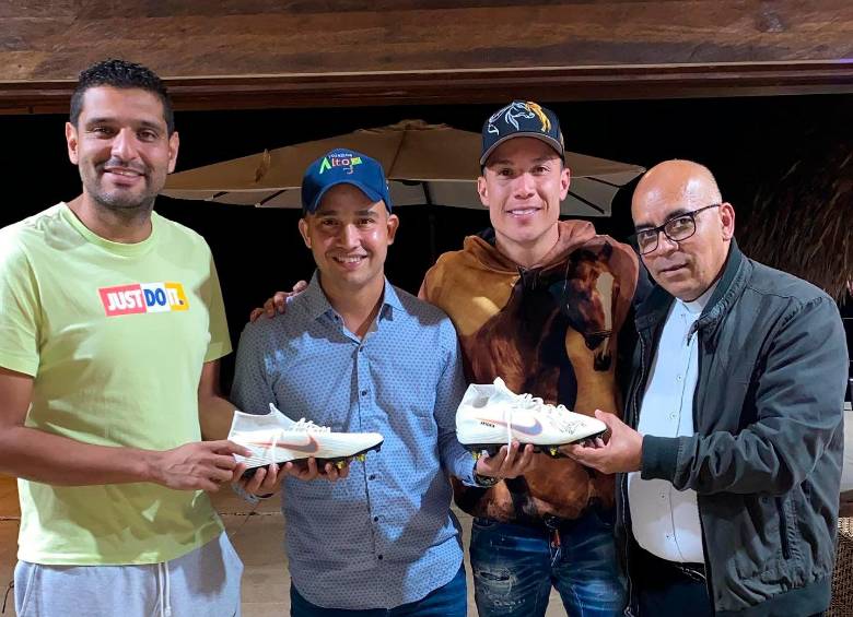 Mateus Uribe realizó la entrega de la donación en compañía de las autoridades políticas y religiosas del municipio de Venecia. FOTO: CORTESÍA. 
