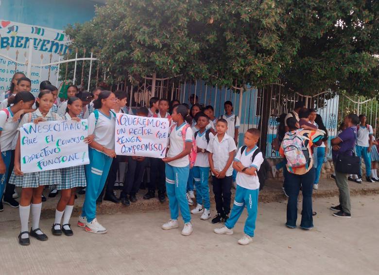 Los estudiantes realizaron el plantón en la mañana de este 7 de septiembre. FOTO CORTESÍA 