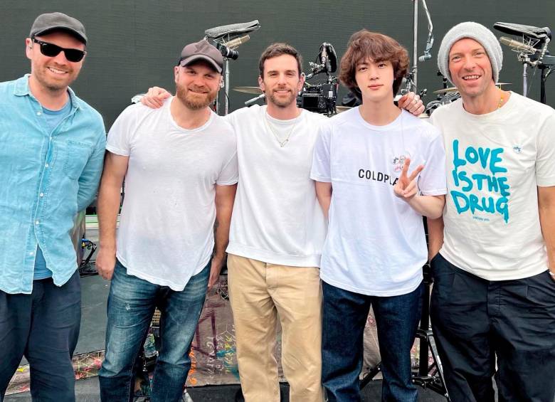 Jin, cuarto de izquierda a derecha, con los integrantes de Coldplay. FOTO Instagram @coldplay