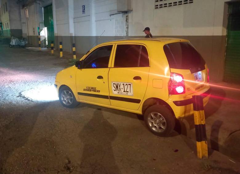 Dentro de este taxi fue asesinado Cristian Andrés Moreno Alean, de 24 años, en Itagüí. El señalado victimario, un expolicía, también murió en el lugar de los hechos. FOTO: CORTESÍA