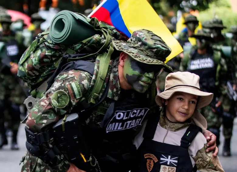 Los niños eran los más entusiasmados viendo pasar a los miembros de las Fuerzas Militares durante el recorrido. FOTO: Julio César Herrera