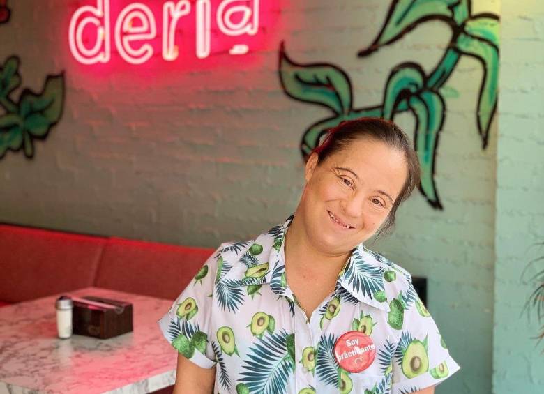 Natalia lleva más de cuatro años trabajando como mesera en un reconocido restaurante de Medellín. FOTO: CORTESÍA.