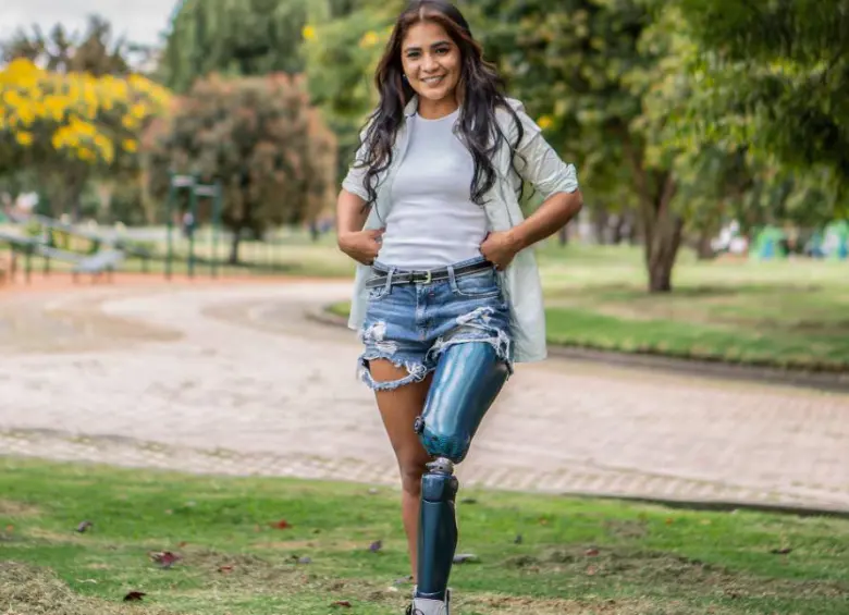 Las prótesis con sensores y microprocesadores analizan en tiempo real variables como velocidad, ángulo de la articulación y carga de peso para ajustar la marcha y mejorar la estabilidad del paciente. FOTO cortesía