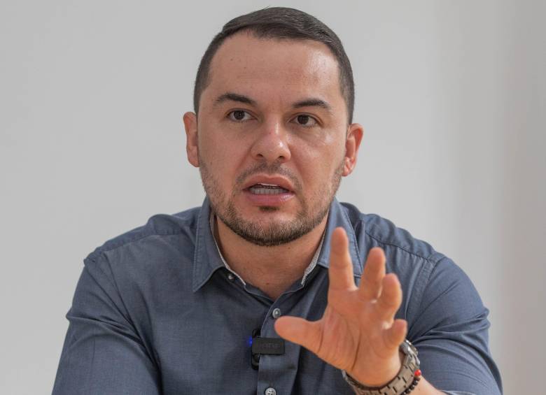 Alder Cruz, alcalde de Sabaneta, asegura que para el próximo año quedarán listas las obras de la carrera 43, que ha estado retrasada por la compra de algunas viviendas. FOTO El colombiano 