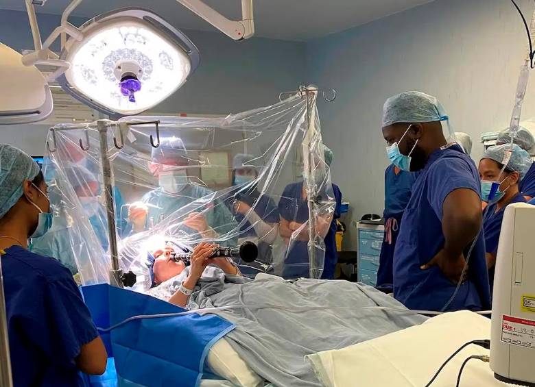 Durante la cirugía en el King’s College Hospital de Londres, Denise Bacon permaneció despierta y tocó el clarinete para que los médicos evaluaran en tiempo real la precisión de la estimulación cerebral profunda. FOTO Tomada de Instagram @kingscollegehospital 