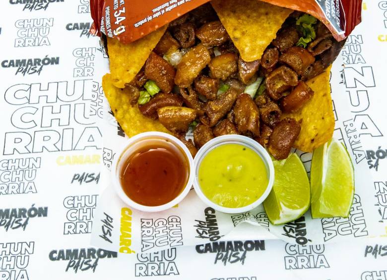 Una de las nuevas presentaciones de la chunchurria de Camarón Paisa es por medio de los “Dorilocos”, un plato más conocido de la cultura mexicana. Aún así la fusión trae sabores interesantes. FOTO: Jaime Pérez.