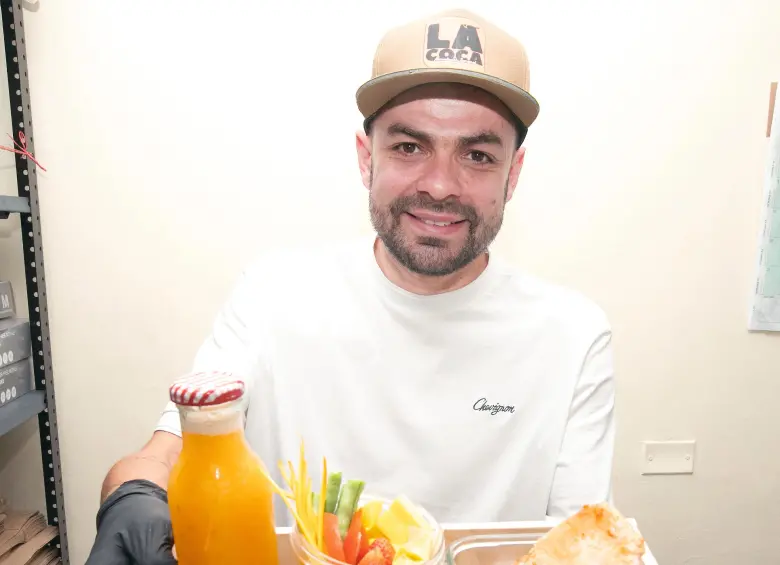 Daniel Ortiz es el ingeniero detrás de La Coca de Jacks, un emprendimiento que nació en el barrio López de Mesa. FOTO Esneyder Gutiérrez