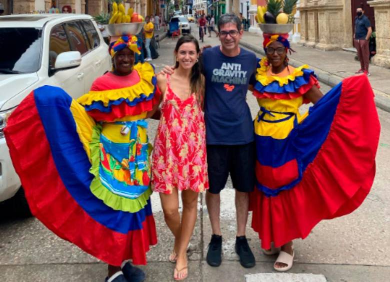 Claudia Aguilar y Marcelo Pecci en compañía de las palenqueras de Cartagena. FOTO: TOMADA DE INSTAGRAM @AGUILERACLAUDI.