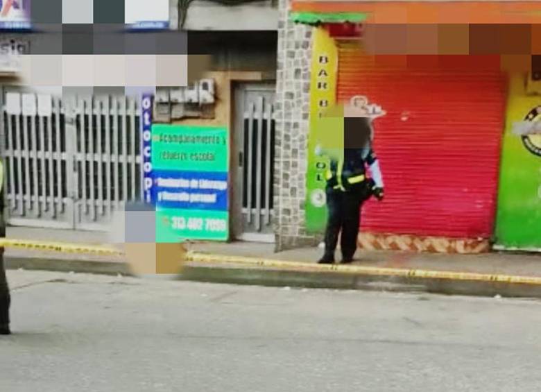 En la acera de la carrera 52 y calle 50 del centro de Itagüí, fue encontrado un hombre muerto, autoridades investigan los hechos. Foto: Redes sociales El Itagüíseño
