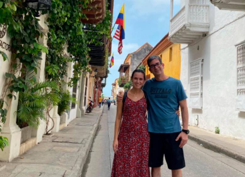 Claudia Aguilar y Marcelo Pecci en una calle del Centro Histórico en Cartagena. FOTO: TOMADA DE INSTAGRAM @AGUILERACLAUDI.