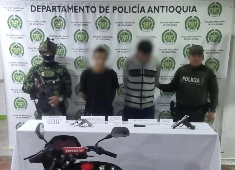 A los hombres capturados les incautaron un arma de fuego y una motocicleta. FOTO: POLICÍA NACIONAL
