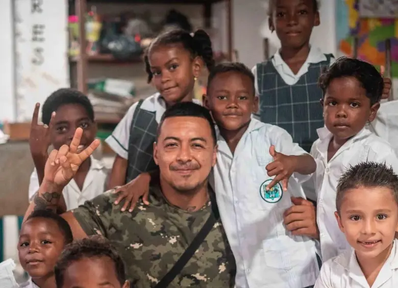 Andrés Vanegas en el Colegio de Punta Huina, Bahía Solano-Choco. Foto: Redes Sociales de Andrés. 
