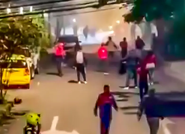 Las hinchadas de América y Nacional son de las más apasionadas del país y esto las ha llevado a protagonizar desmanes en algunas ocasiones. FOTO: Captura de video