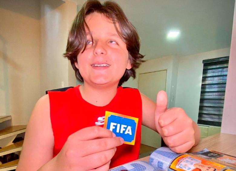 En la imagen Sebastián Filoramo con su álbum Panini adaptado al braille. Foto: sacada del Instagram de @sebasfiloramo. 
