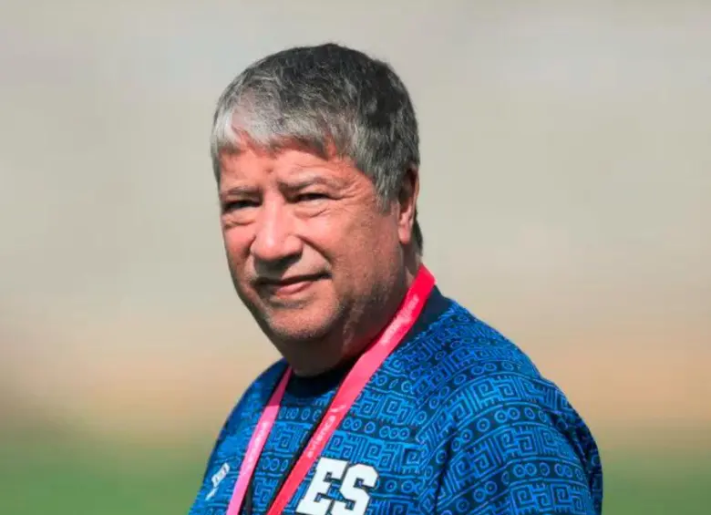 El técnico Hernán Darío Gómez respondió a las críticas de los salvadoreños. FOTO @FESFUT_OFICIAL