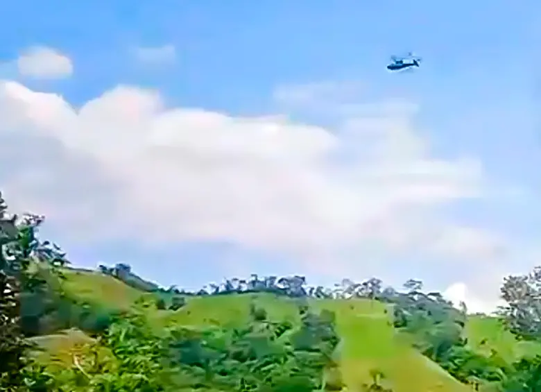 El helicóptero se disponía a recoger a unos policías que fueron atacados por integrantes de las disidencias cuando lo atacaron con el dron. FOTO: Captura de video