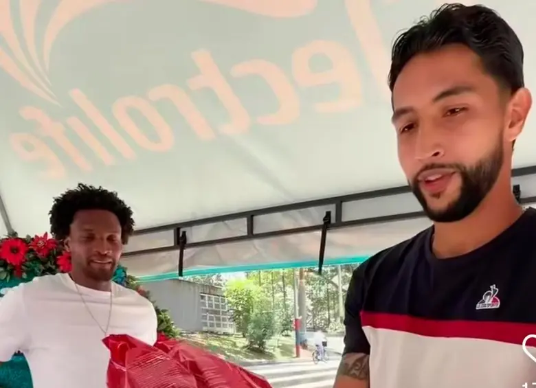 En la imagen se ve a Didier Moreno y Jeison Medina recibiendo donaciones para los afectados por el terremoto. FOTO PANTALLAZO TOMADO DEL INSTAGRAM OFICIAL DEL DIM