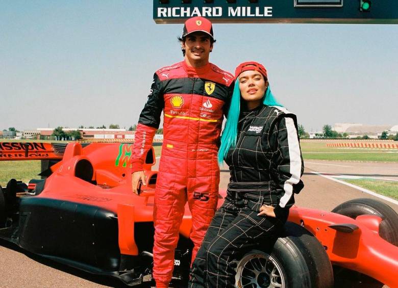El piloto Carlos Sainz y la cantante Karol G después de recorrer en el auto una parte de la pista de Ferrari en Italia. Foto: @karolg