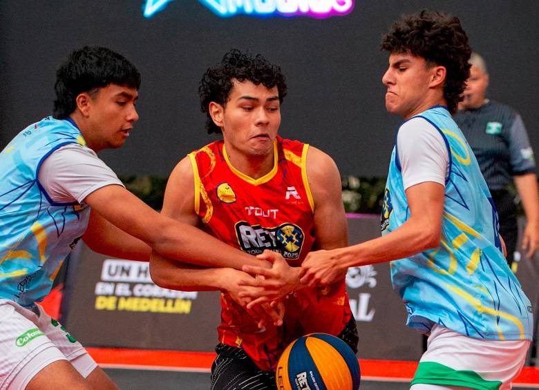 Imágenes de uno de los encuentros disputados en el Reto FIBA 3x3, realizado en la ciudad de Medellín. FOTO cortesía reto fiba