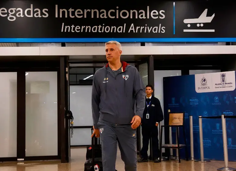 El técnico de Sao Paulo, Hernán Crespo, tras su arribo al aeropuerto de Rionegro. FOTO SAO PAULO