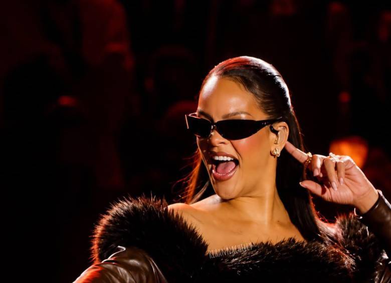 Rihanna sorprendió al público al regresar a los escenarios durante el concierto de Jay-Z en Nueva York, su primera presentación en vivo en varios años. FOTO: Tomada de @hqfenty.