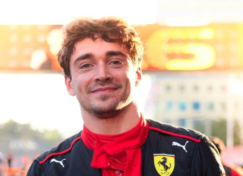 El corredor Charles Leclerc, nacido en Mónaco y quien corre para la escudería Ferrari saldrá en la pole position este domingo en el GP de Azerbaiyán. FOTO TOMADA @ScuderiaFerrari