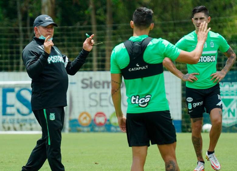 El técnico Hernán Darío Herrera en una de las prácticas con el verde, que lidera la Liga Betplay-1 con 30 puntos y está muy cerca de asegurar su clasificación entre los 8. FOTO Atlético nacional