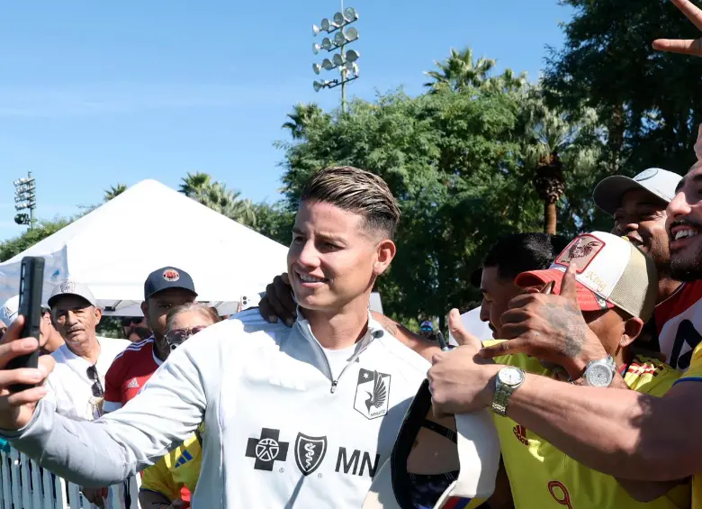 James se está poniendo a punto para su debut y mientras tanto comparte con los aficionados. FOTO @MNUFC