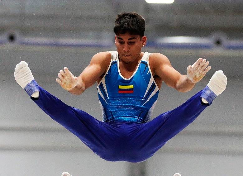 Camilo Vera, en una de sus presentaciones en barras paralelas, una de sus especialidades. CORTESÍA LA OPINIÓN DE CÚCUTA