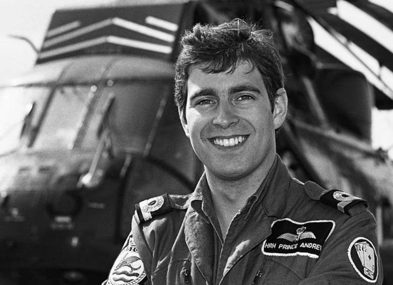 El entonces príncipe Andrés, duque de York a bordo del HMS Invincible durante la Guerra de las Malvinas, donde se desempeñó como piloto de helicóptero. FOTO: Hulton-Deutsch Collection/CORBIS/Corbis vía Getty Images.