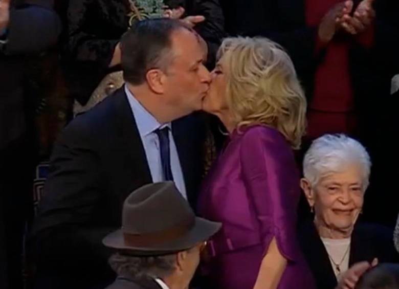 El momento del saludo entre Jill Biden y Doug Emhoff. FOTO: CAPTURA DE VIDEO