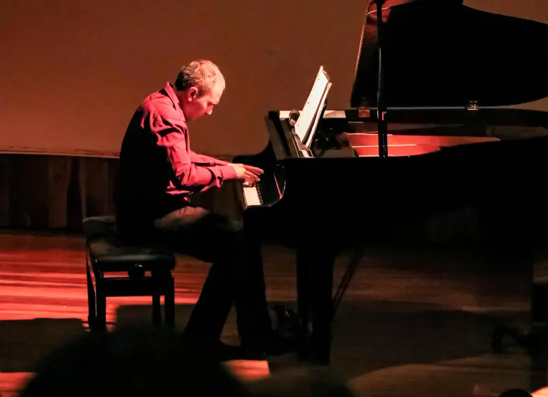 Carlos Betancur tocando en el Museo de Antopología y Artes de Jericó (MAJA). FOTO Cortesía David Ospina @david_ospina11.