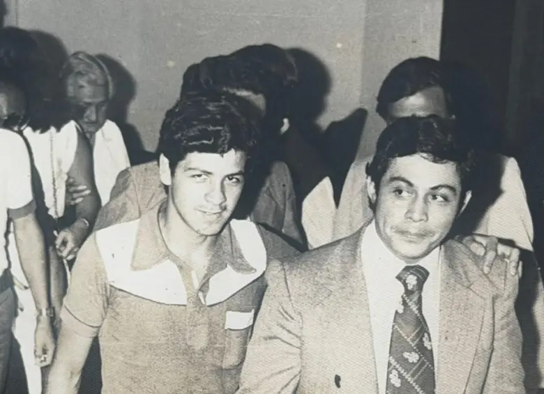 Benjamín Ortiz (izq.) en su juventud. Está con Flavio Rodríguez, quien ha sido su amigo y lo apoyó para estudiar y salir adelante. FOTO Cortesía 