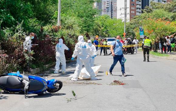 Escena del asesinato ocurrido en la carrera 81 con la calle 4G, sector de la Loma de los Bernal. FOTO: Santiago Olivares Tobón.