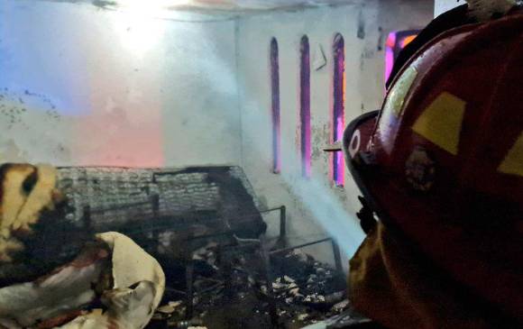 Unidades del Cuerpo Oficial de Bomberos de Medellín atendieron el incendio que dejó dos personas muertas en el barrio El Salvador, de Medellín. FOTO Cortesía Dagrd